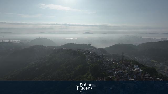 Névoa sobre a cidade ao amanhecer