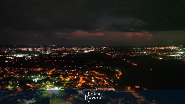 night flight over the city with sequential lightning in the sky — vídeo aéreo de Ribeirão Preto