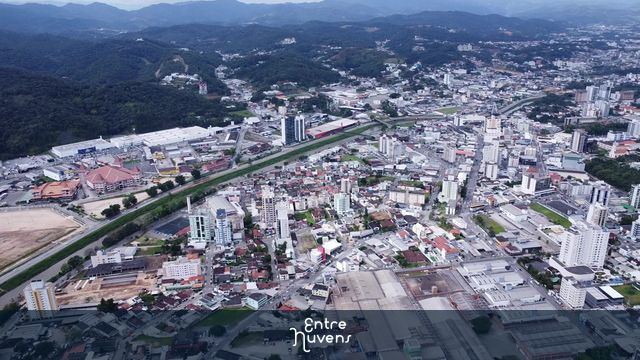 No Alto da cidade take cinematográfico — vídeo aéreo de Brusque