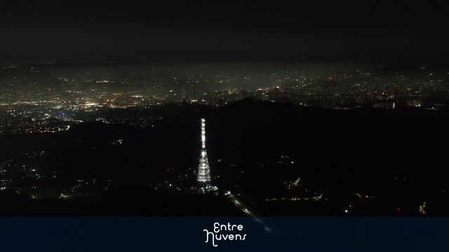Noite de são paulo iluminada através do pico do jaragua