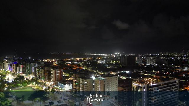 Noite iluminada na orla urbana -Pajuçara — vídeo aéreo de Maceió