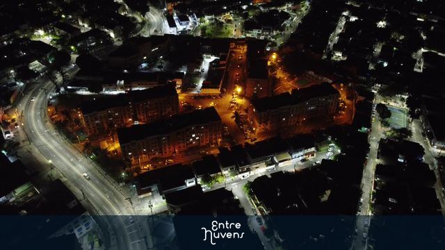 Noturna - Condomínio de luz quente em meio a luz fria
