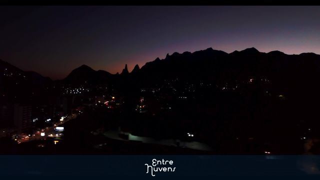 Noturna da cordilheira da Serra dos Órgãos a partir do centro de Teresópolis/RJ