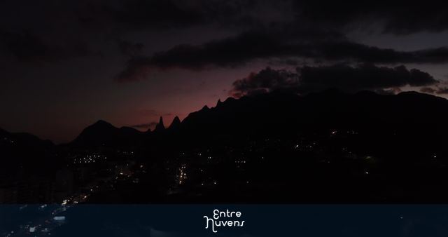 Noturna de Teresópolis com Serra dos Órgãos ao fundo