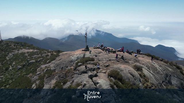 O pico da Bandeira é o ponto mais alto dos estados do Espírito Santo e de Minas Gerais. — vídeo aéreo de Caparaó