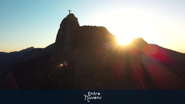 O sol se põe atrás do Corcovado - 4K — vídeo aéreo de Rio de Janeiro