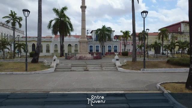Obelisco central em praça histórica colonial