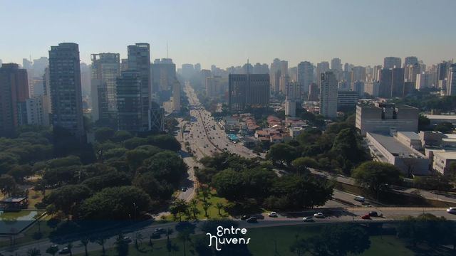 Obelisco do Ibirapuera com a Av. 23 de Maio ao fundo