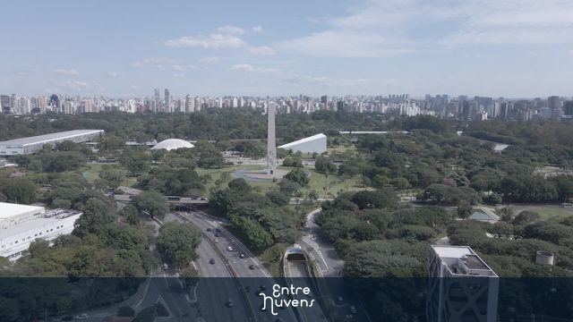 Obelisco do Ibirapuera em destaque aéreo