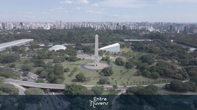Obelisco do Ibirapuera em destaque aéreo
