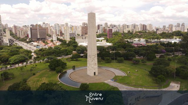 Obelisco do Ibirapuera em destaque aéreo