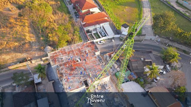 Obra em Andamento com Guindaste e Equipe — vídeo aéreo de Duque de Caxias