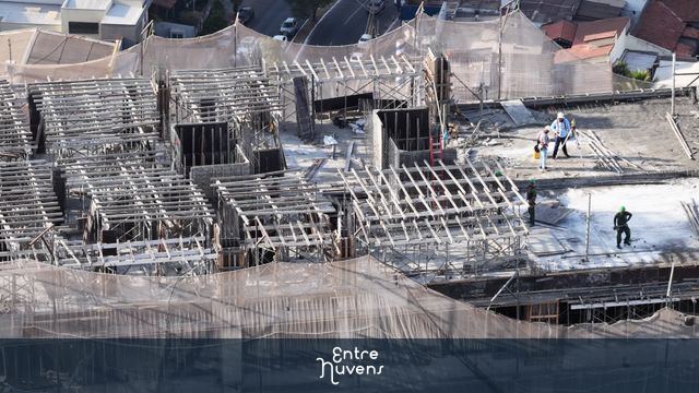 Obra em andamento vista do alto