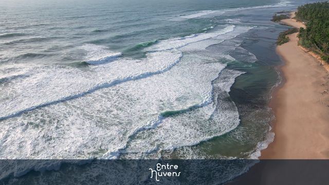 Ondas arrebentando em praia do litoral norte Baiano, Praia do Forte-BA