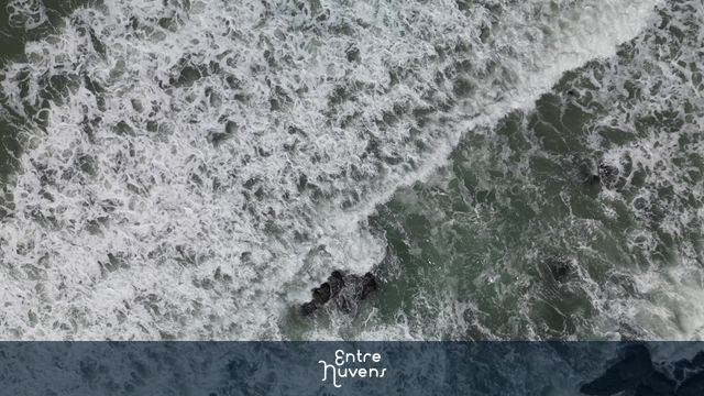 Ondas batendo nas pedras em ubatuba