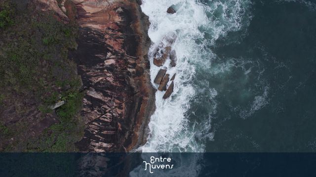 Ondas batendo nas pedras — vídeo aéreo de São Sebastião