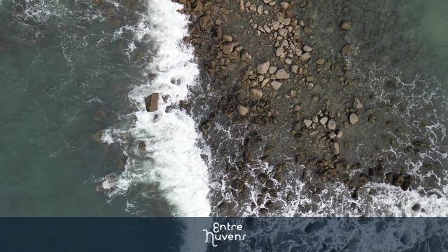 Ondas do mar batendo nas pedras 