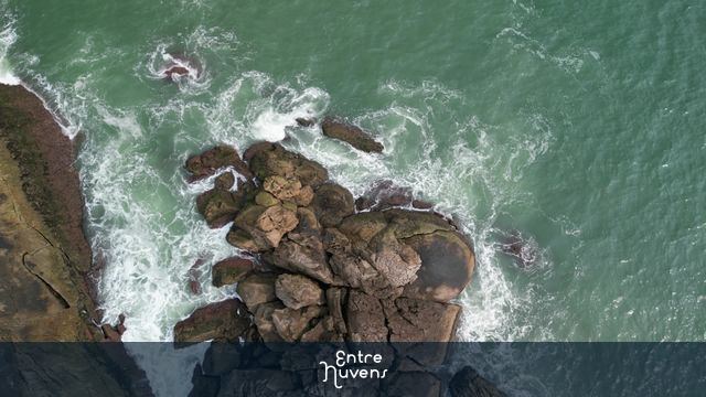Ondas do mar batendo nas pedras na praia