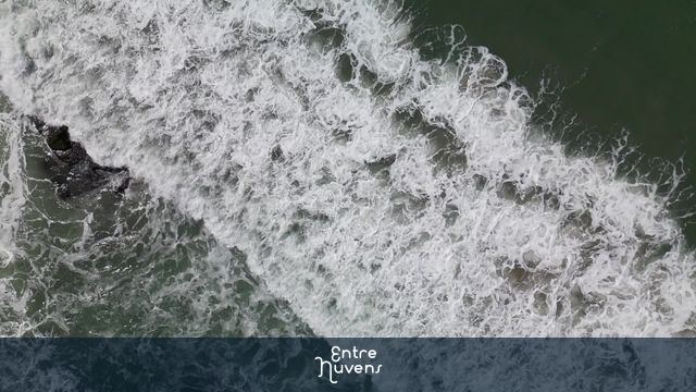 Ondas do Mar em slow Motion vistas de cima. — vídeo aéreo de Ubatuba