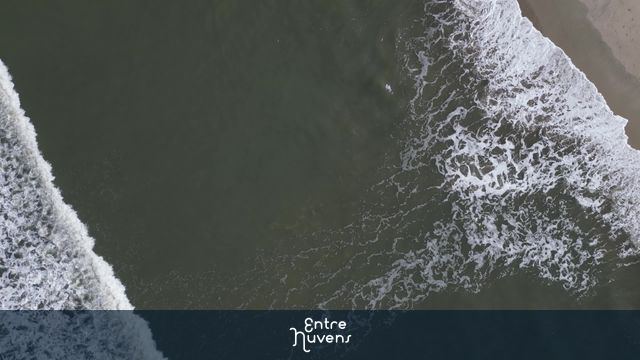 Ondas do mar vistas de cima. — vídeo aéreo de São Sebastião