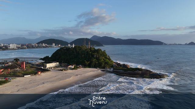 ondas e morro do cristo — vídeo aéreo de Guaratuba