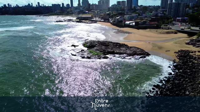 Ondas e Rochas na Praia Urbana