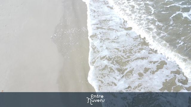 ondas mais montanha — vídeo aéreo de Matinhos