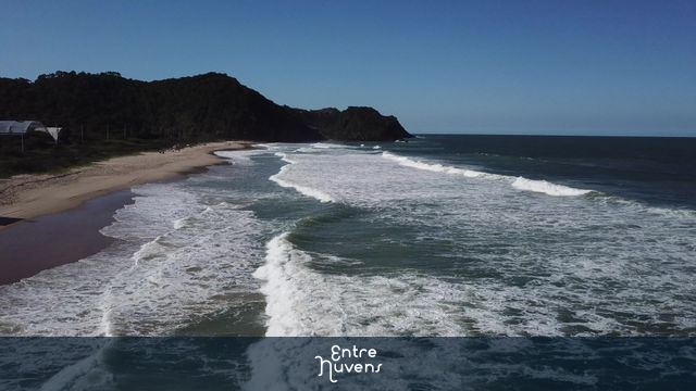 Ondas praia Brava e Canto do Morcego - Itajaí, Santa Catarina, Brasil