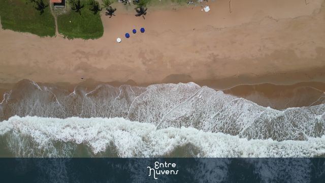 Ondas que se encontram com a areia deserta na Praia do bairro Jatiuca — vídeo aéreo de Maceió