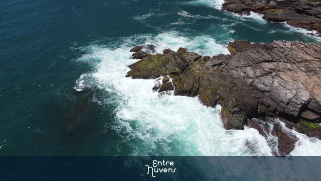 Ondas quebrando, Buzios — vídeo aéreo de Armação dos Búzios