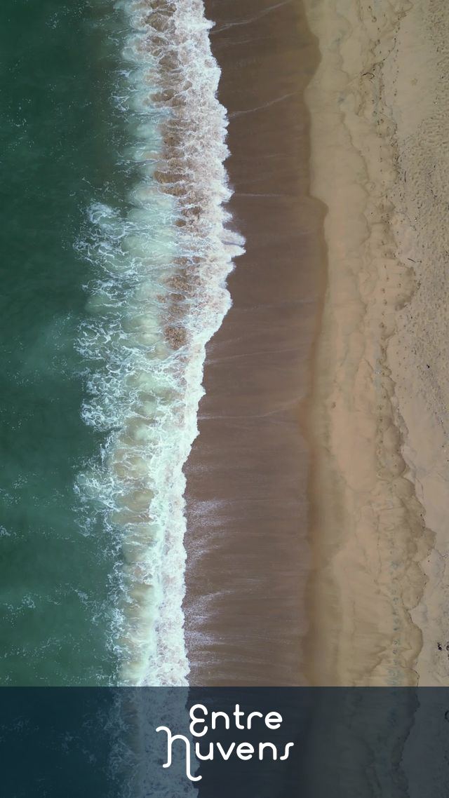 Ondas quebrando em praia deserta — vídeo aéreo de Caraguatatuba