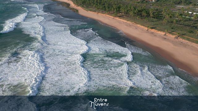 Ondas quebrando em praia do litoral norte Baiano, Praia do Forte-BA