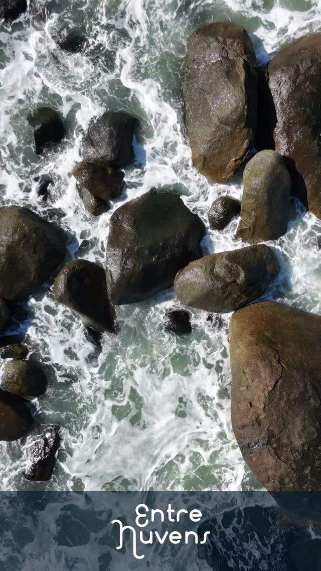 Ondas quebrando em rochas costeiras: a força do oceano