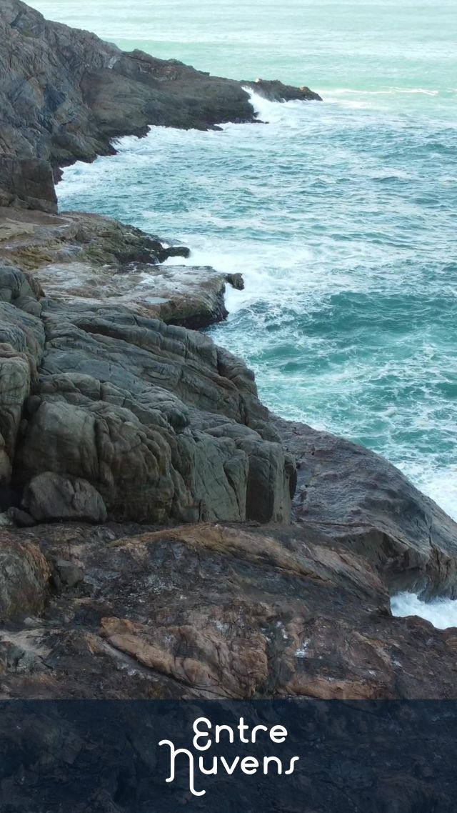 Ondas quebrando na encosta — vídeo aéreo de Arraial do Cabo