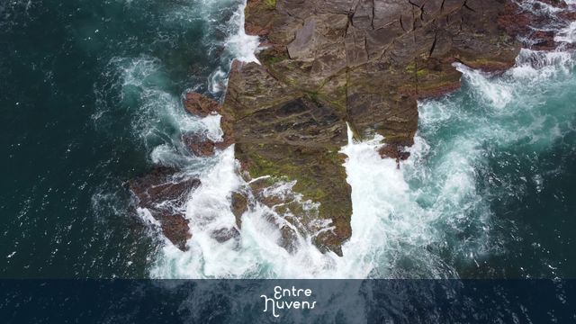 Ondas quebrando na pedra, mar