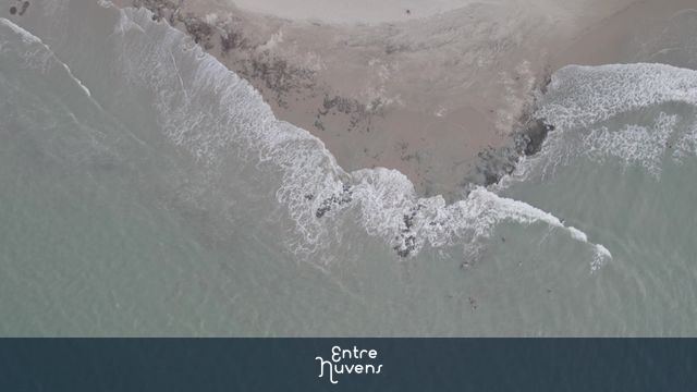 Ondas quebrando na praia deserta