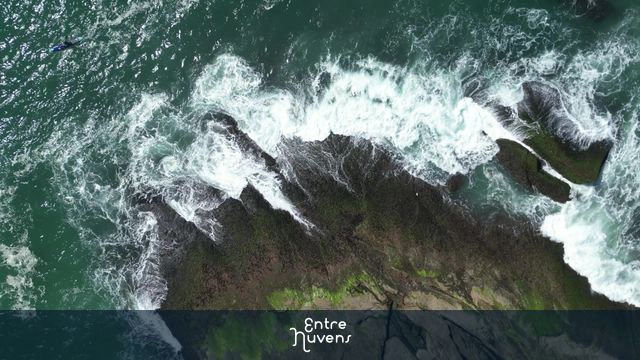 Ondas quebrando sobre rochas à beira-mar