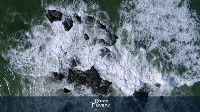Ondas quebrando sobre rochas na costa