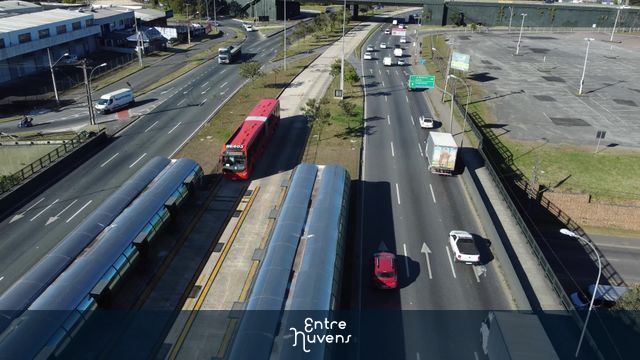 Onibus Expresso (BRT) em Curitiba, Chegando na Estação Tubo