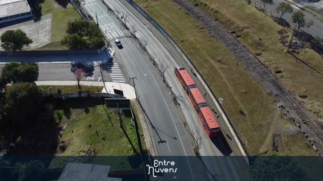Onibus Expresso Vermelho — vídeo aéreo de Curitiba