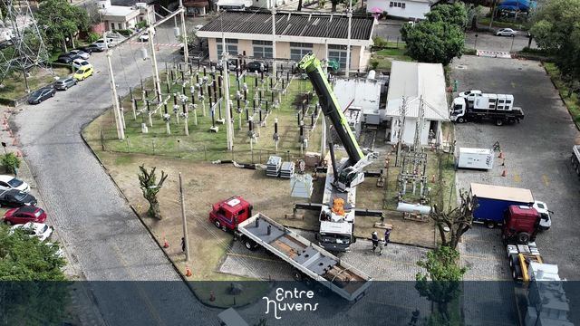 Operação de troca de transformador 13,8 kVA na Fiocruz RJ com guindastes e equipe técnica — vídeo aéreo de Rio de Janeiro