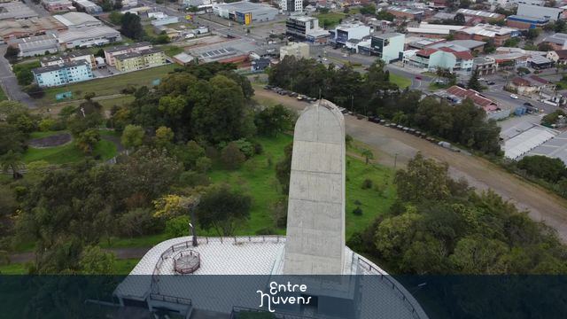 Orbita sob o monumento Cristo do Terceiro Milênio. — vídeo aéreo de Caxias do Sul