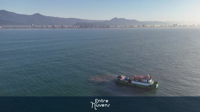 Orbital em alto mar — vídeo aéreo de Praia Grande