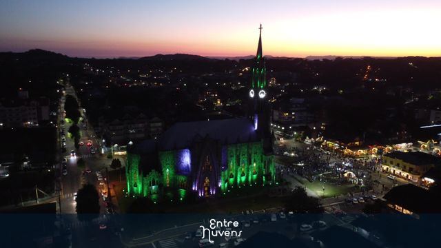 orbital imagens aérea em 360 graus vídeo a redor de catedral de pedra — vídeo aéreo de Canela