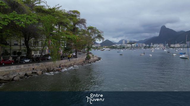 Orla arborizada e barcos na enseada