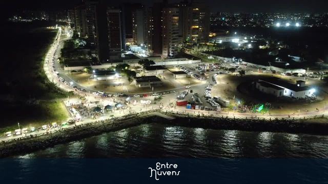 Orla da Península movimentada iluminada à noite