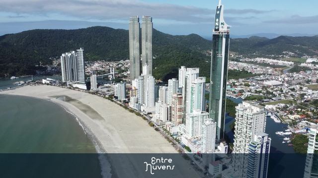Orla de Balneario Camboriu, com os maiores prédio — vídeo aéreo de Balneário Camboriú