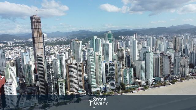 ORLA DE BALNEARIO CAMBORIU COM OS PREDIOS