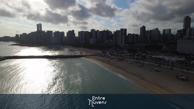 Orla de Fortaleza com arranha-céus e praia ao entardecer