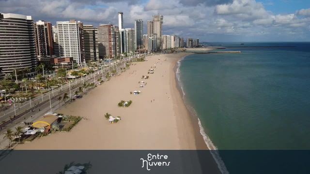 Orla de Fortaleza com praia e mar cristalino